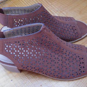 American Eagle size 7.5   Summer Slingback